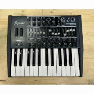 usato Arturia MiniBrute 1 Sintetizzatore Analogico Monofonico 25 Tasti