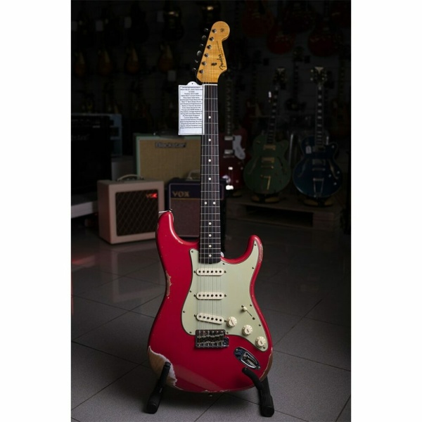 STRATOCASTER® 63 LIMITED EDITION HEAVY RELIC® AGED FIESTA RED