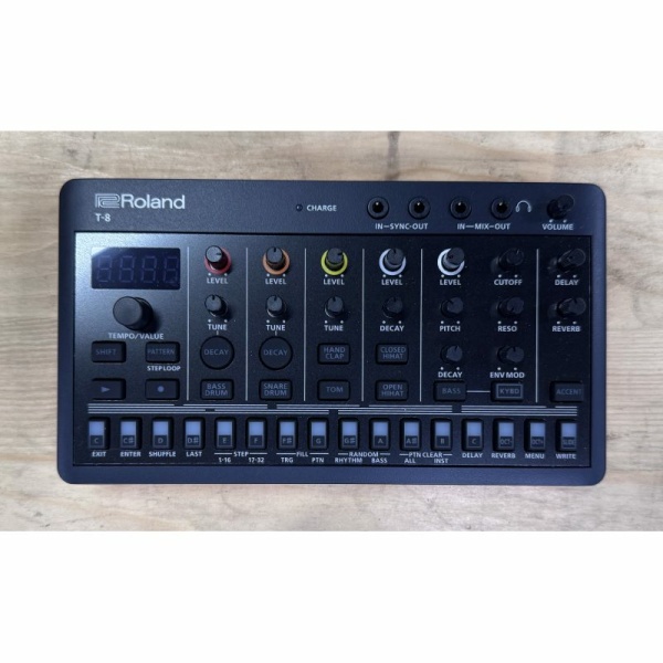 usato Roland T8 Beat Machine con Sintetizzatore di Bassi