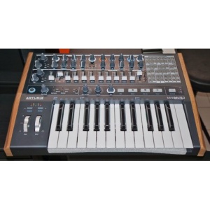 ARTURIA MINIBRUTE 2