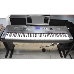 Yamaha DGX-650 Black con Stand