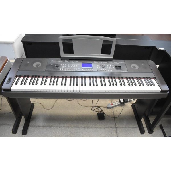 Yamaha DGX-650 Black con Stand