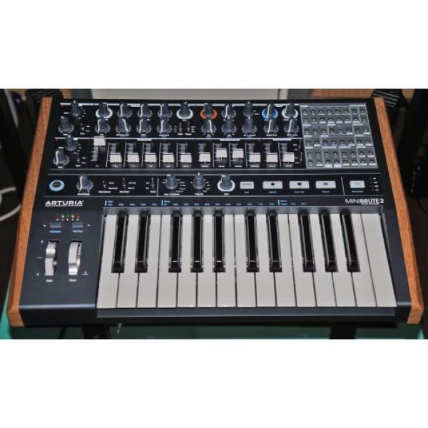 ARTURIA MINIBRUTE 2