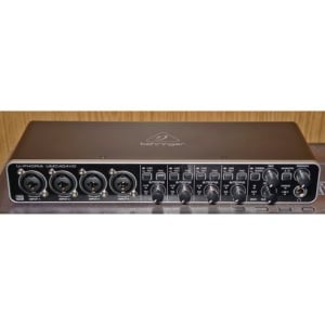 BEHRINGER UMC404HD