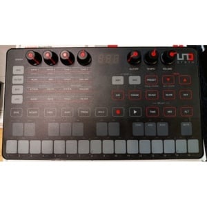IK MULTIMEDIA UNO SYNTH