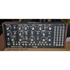 MOOG MOTHER  32